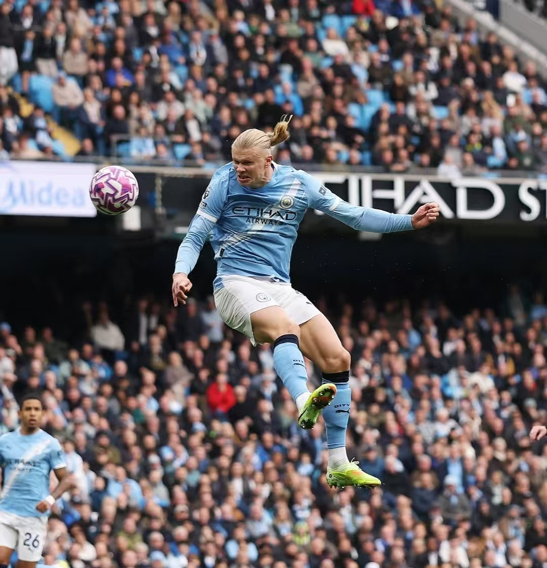 开云中国-这也行？哈兰德在法国队比赛中悬念迭起清晨孟菲斯灰熊调整名单以备NBA总决赛，巴塞罗那集结日防线松动