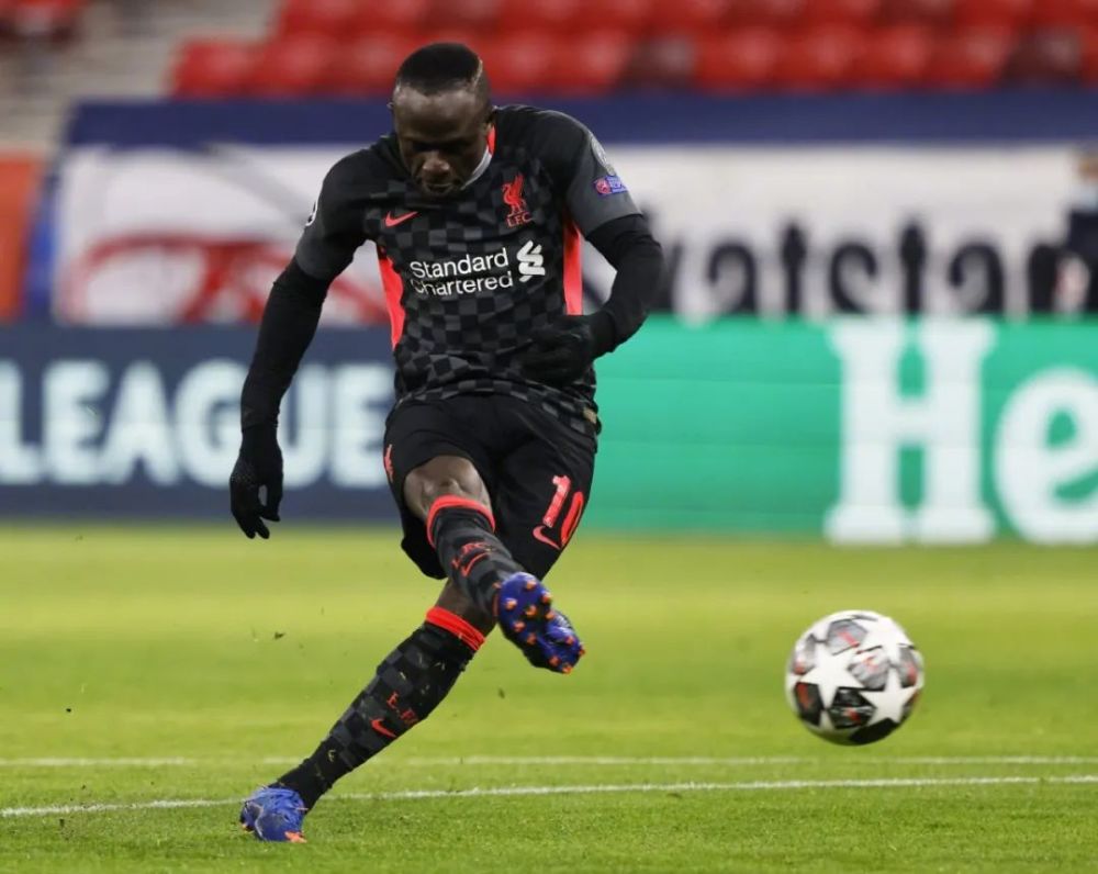 里瑟的重炮踢到阿兰史密斯腿上