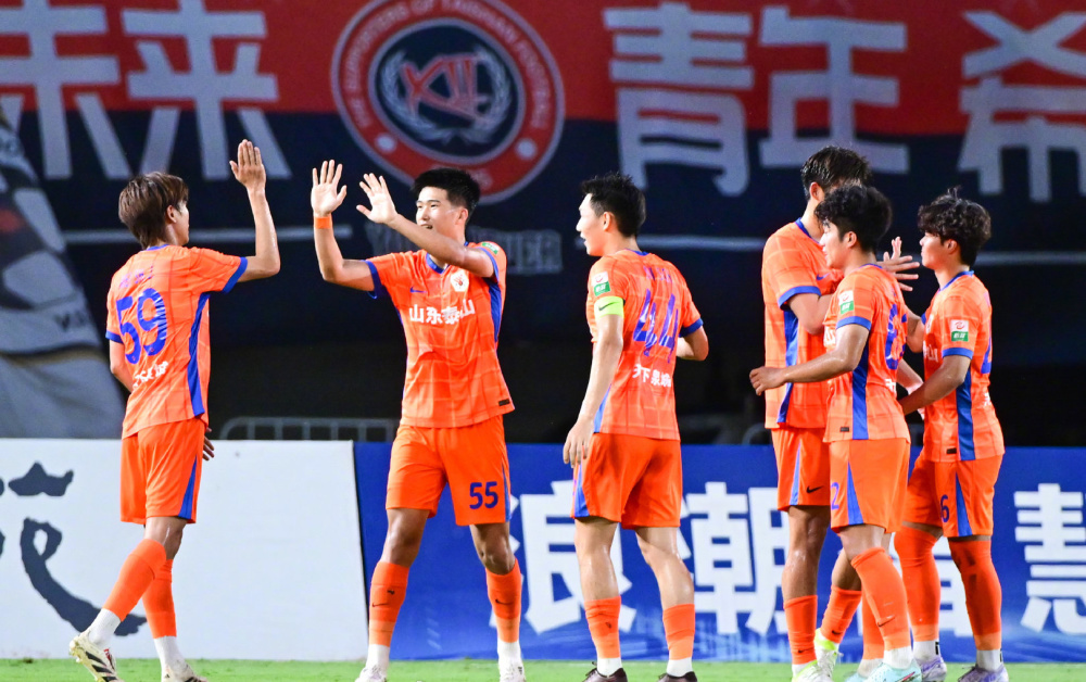 山东泰山队长鼓劲备战足总杯曼城内部会议纪要流出——今晚临场应变，媒体一致点评：今夜里昂完成体检